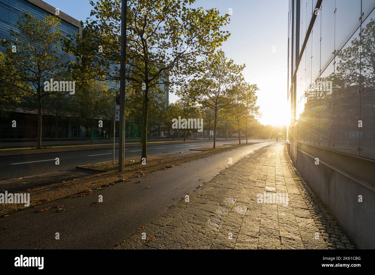 Kopenhagen, Dänemark. 2022. Oktober. Die Sonne geht am Morgen auf einer verlassenen Straße im Stadtzentrum auf Stockfoto