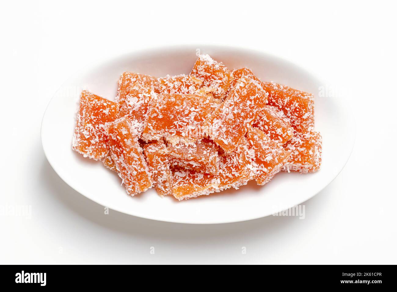Fruchtgelee in einer weißen Schüssel. Hausgemachte Süßfrucht-Geelee-Dessert mit starkem Geschmack, aus pürierten Früchten wie Quitte. Stockfoto
