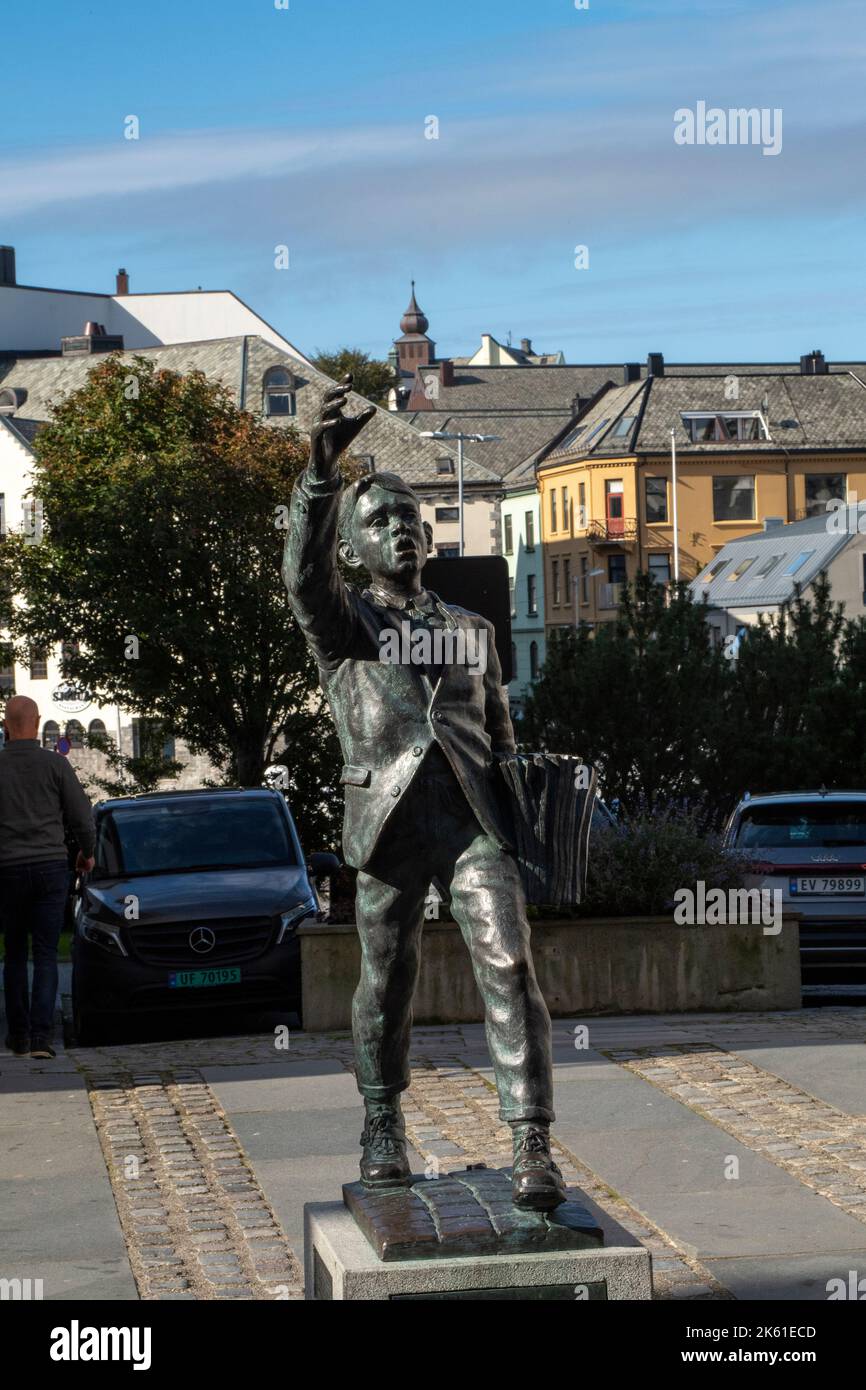 Der Papierjunge, Statue in Alesund, Norwegen Stockfoto