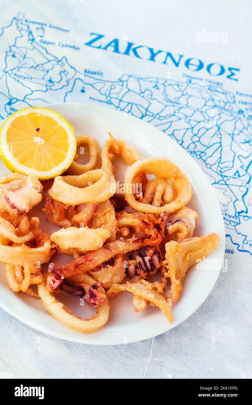 Typisch griechischer Snack: Gebratene Calamari werden auf einer Karte ...