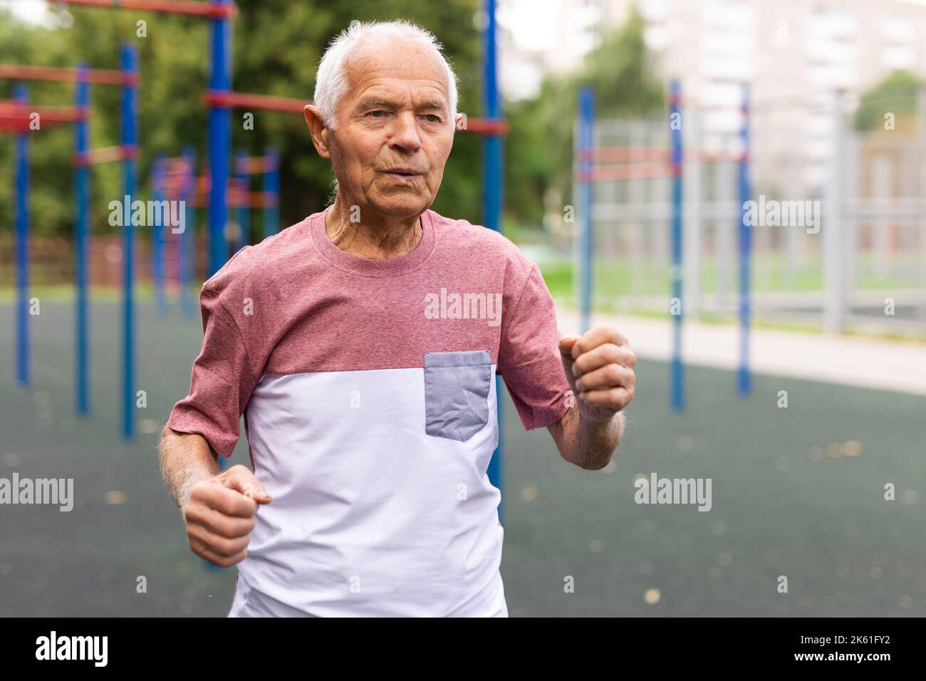 Aktiver Senior joggt im Sommerpark. Gesunder Lebensstil im Ruhestand Stockfoto