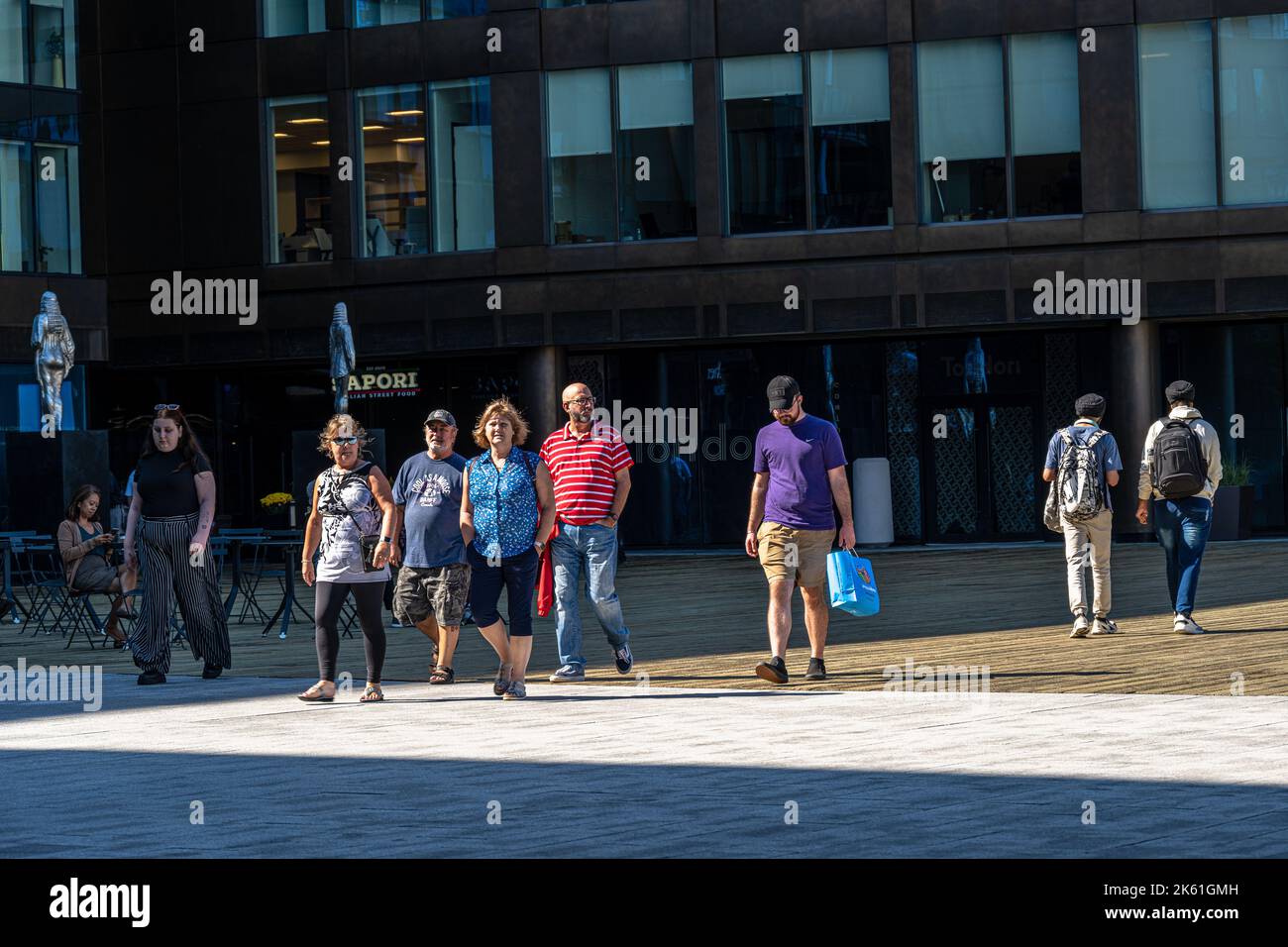 Halifax, Nova Scotia, Kanada - 14. September 2022. Am Nachmittag spazieren Touristen entlang des Halifax Harbour Boardwalk. Stockfoto