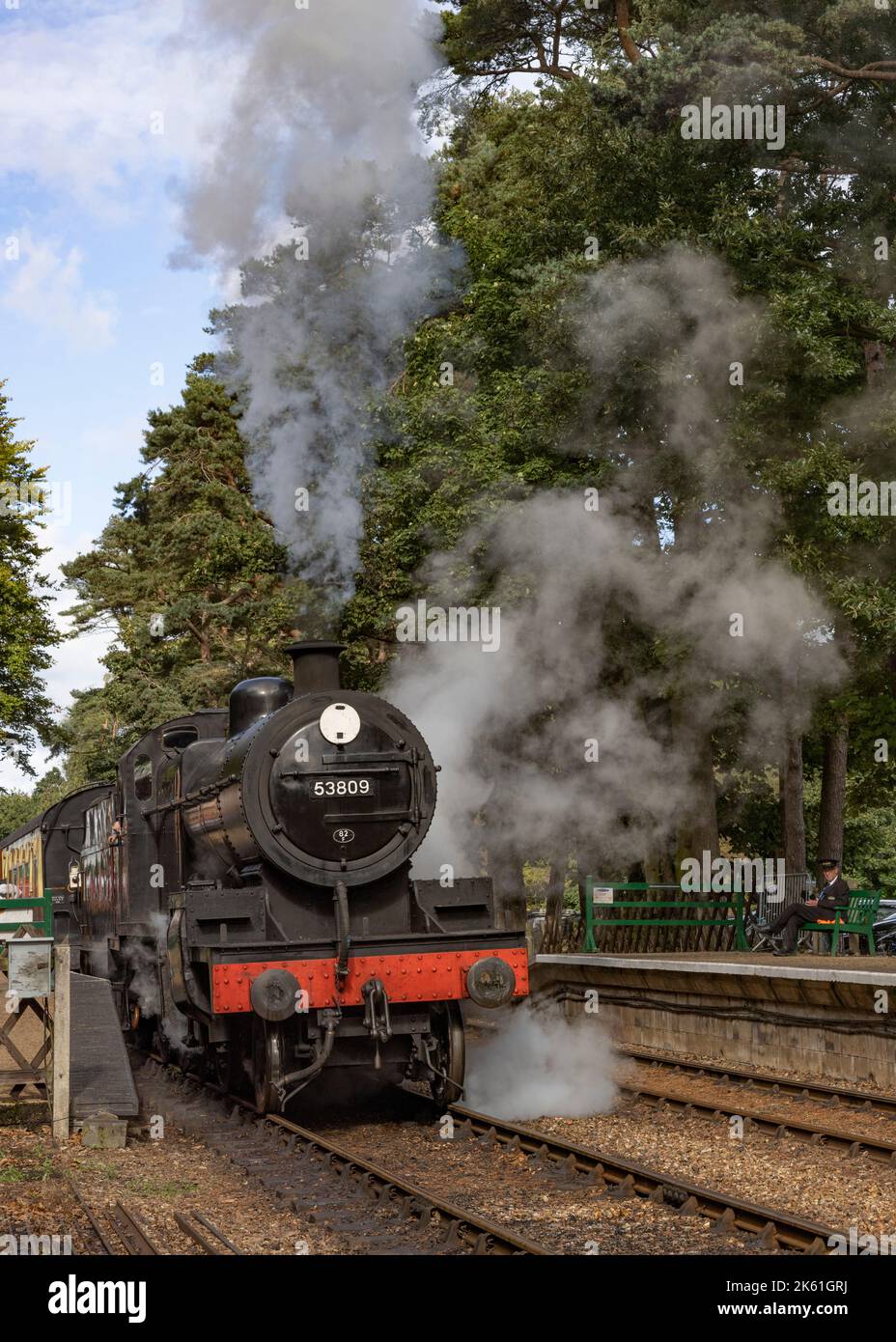 Erhaltene ehemalige S&DJR 2-8-0 Dampflokomotive 53809 am Bahnhof Thorpe auf der Poppy Line Stockfoto