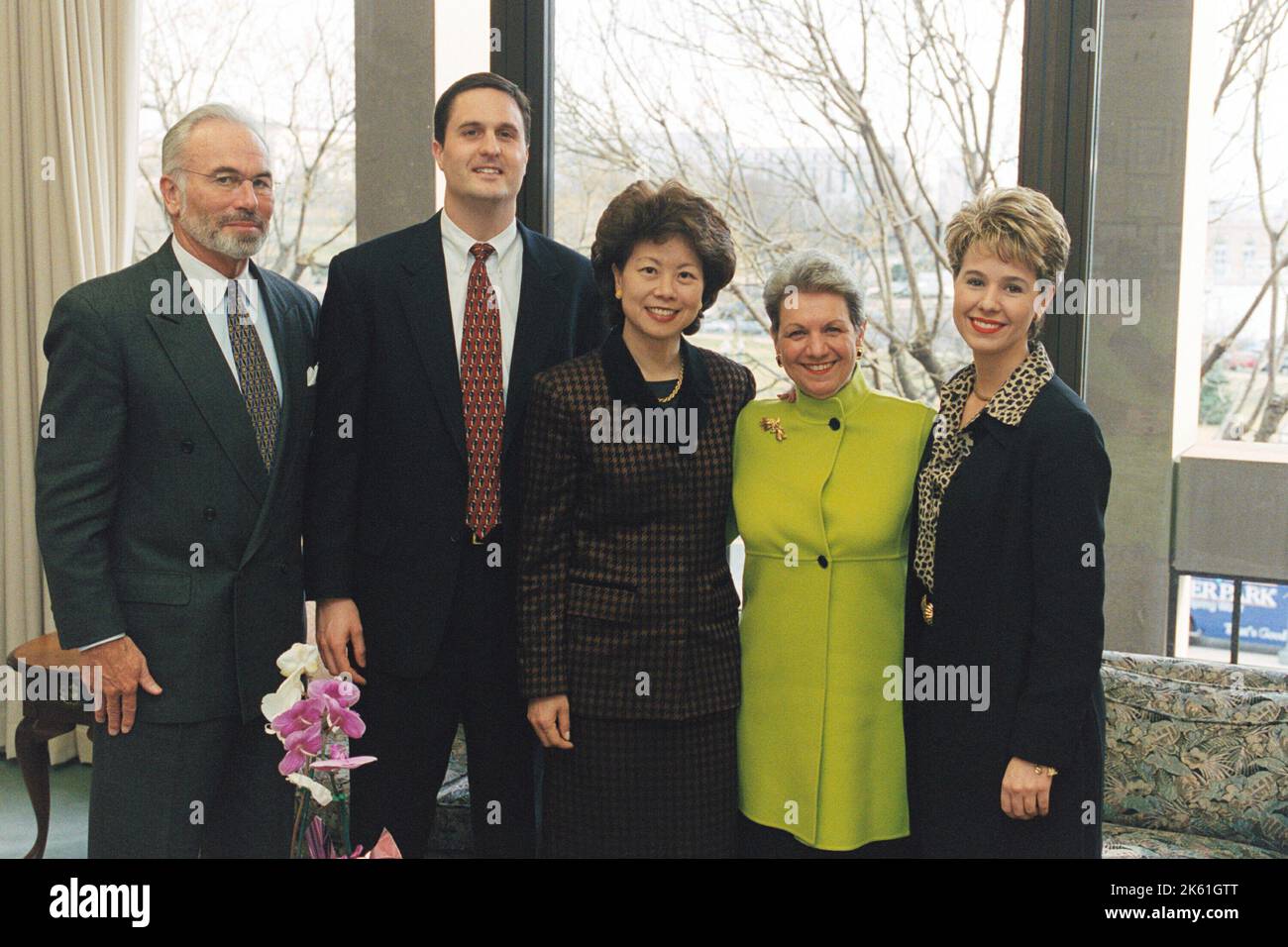 Büro des Sekretärs - Sekretärin Elaine Chao mit Gail Lively Stockfoto