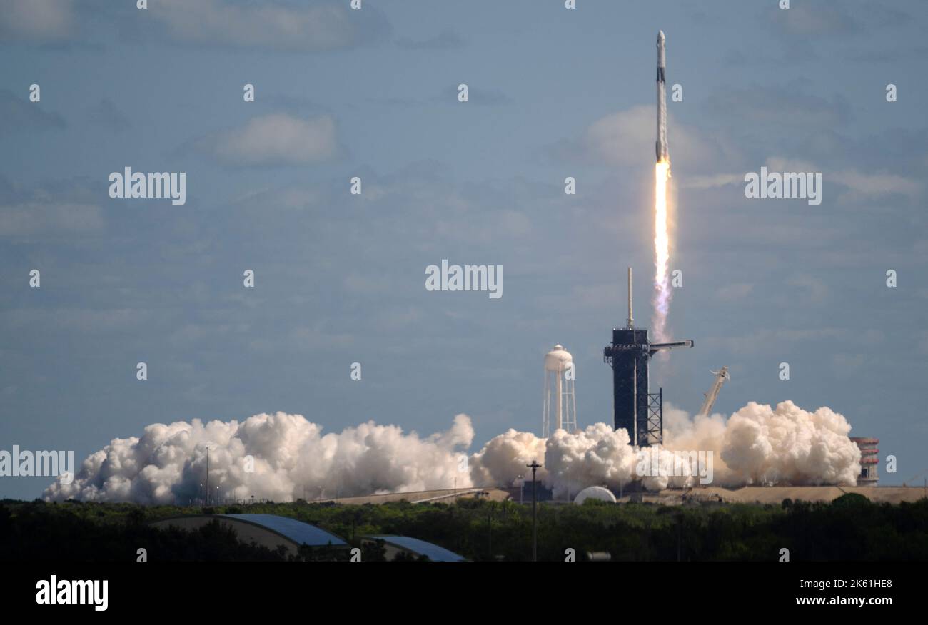 KENNEDY SPACE CENTER, FLORIDA, USA - 05. Oktober 2022 - Eine SpaceX Falcon 9-Rakete mit der Crew Dragon-Sonde des Unternehmens wird auf der NASA-Raumsonde Sp Stockfoto