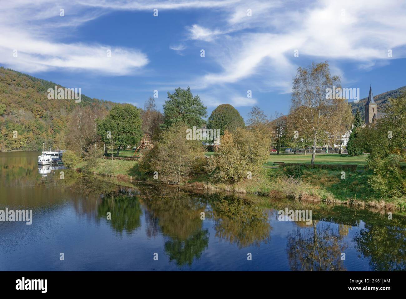 Dorf Einruhr am Rurtalsperre im Nationalpark Eifel, Deutschland Stockfoto