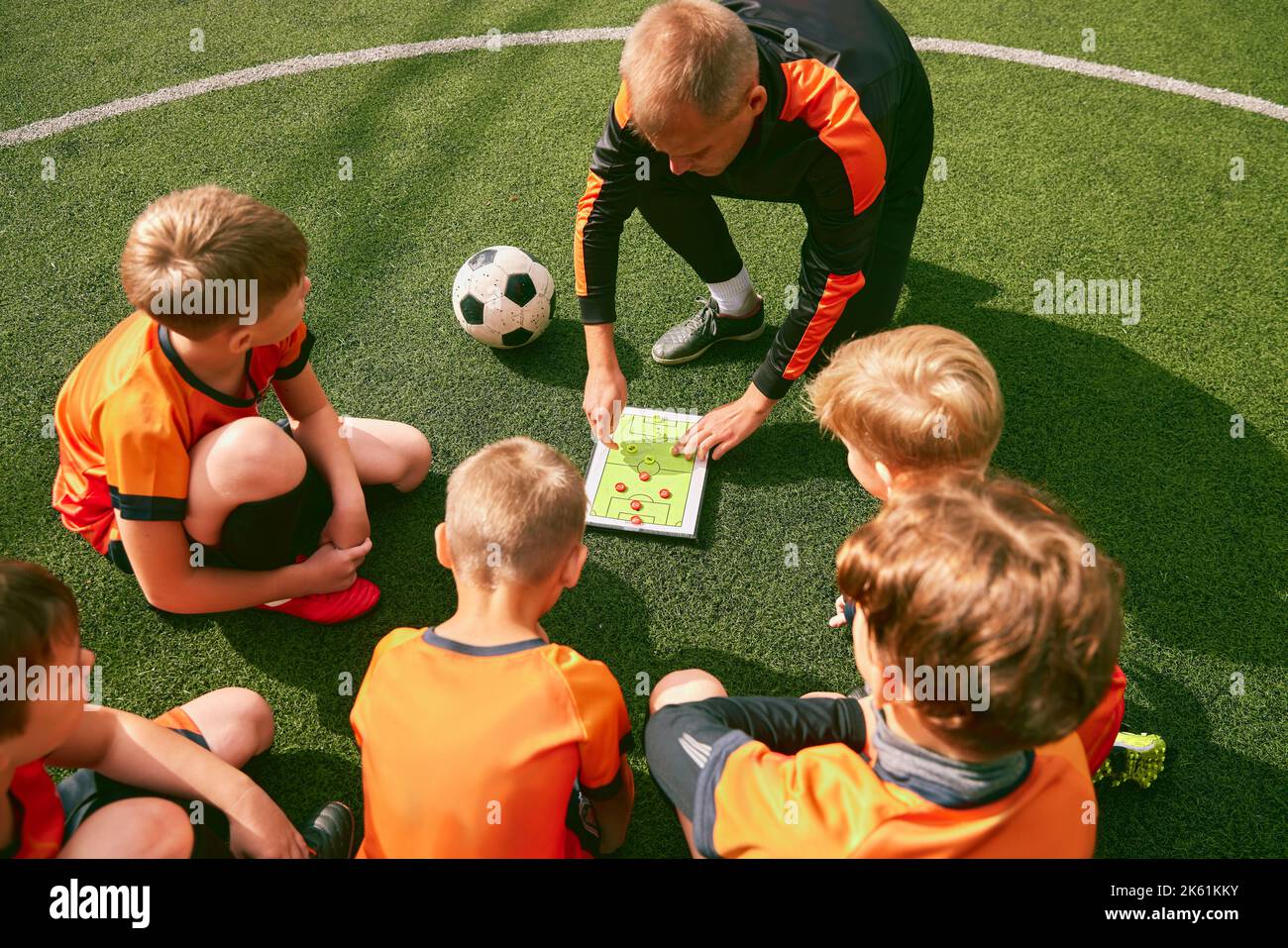 Fußballtraining. Fußballtrainer erklärt Spielregeln und Strategie mit