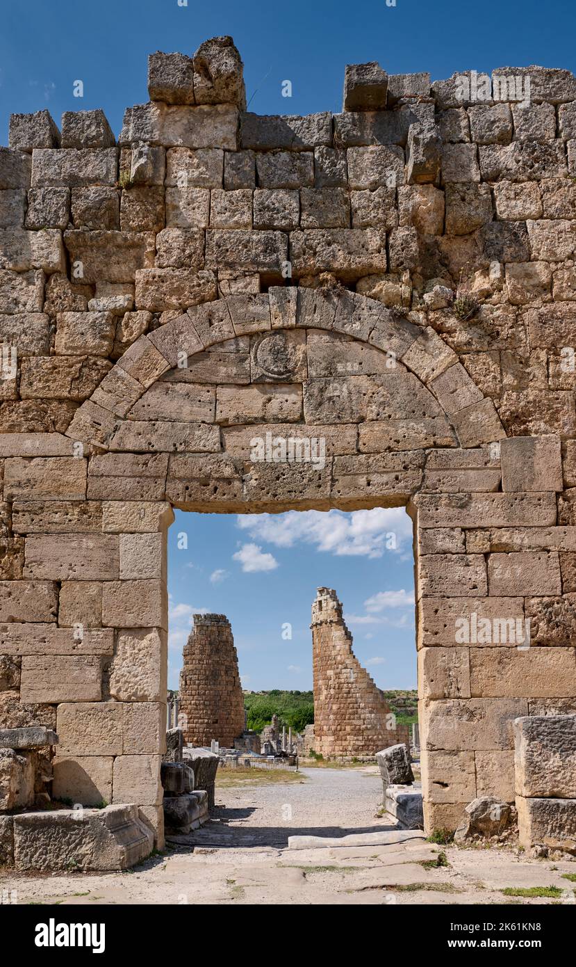 Altes Tor durch die Stadtmauern in die Ruinen von Perge, Ruinen der römischen Stadt Perge, Antalya, Türkei Stockfoto