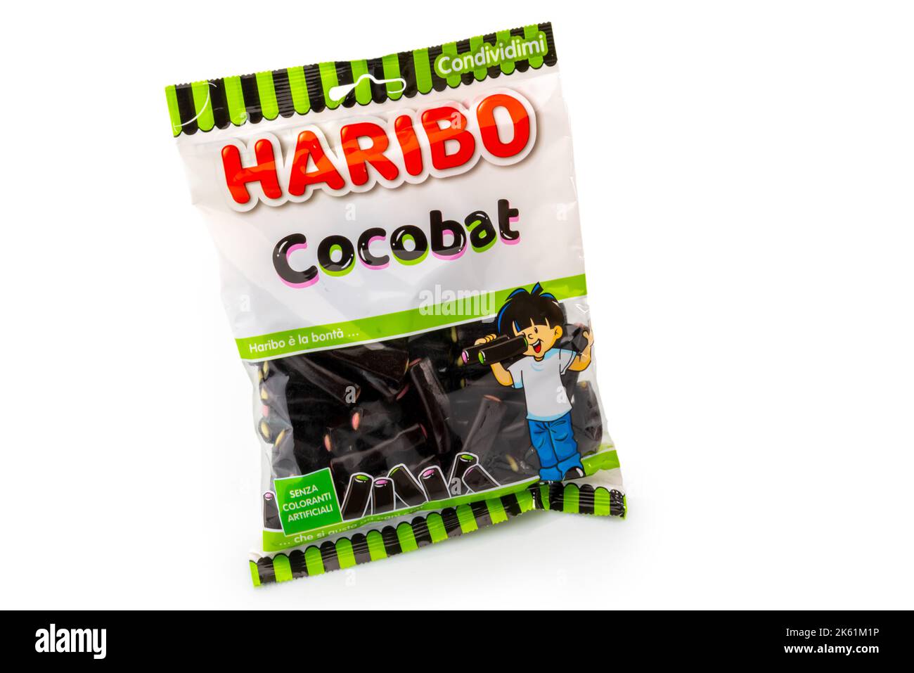 Turin, Italien - 01. Juli 2022: Haribo Cocobat Lakritz-Bonbons gefüllt mit Fruchtaromen, italienische Packung isoliert auf Weiß Stockfoto