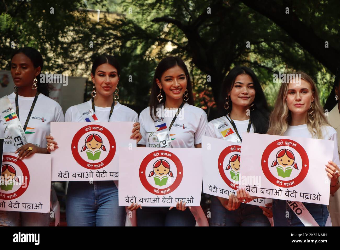 Neu-Delhi, Indien. 11. Oktober 2022. Internationale Supermodels aus 25 Ländern halten Plakate im Rahmen der internationalen Kampagne für 'Beti Bachao Beti Padhao' (Rettet das Mädchen, erzieht das Mädchen) anlässlich des Internationalen Tages des Mädchen-Kindes. (Foto von Bibek Chettri/Pacific Press) Quelle: Pacific Press Media Production Corp./Alamy Live News Stockfoto