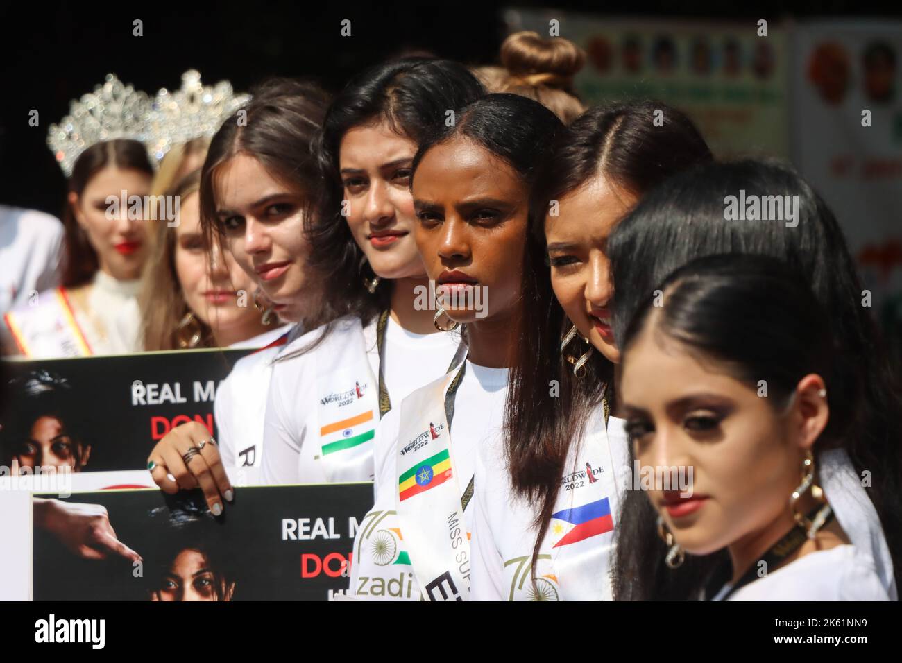 Neu-Delhi, Indien. 11. Oktober 2022. Internationale Supermodels aus 25 Ländern halten Plakate im Rahmen der internationalen Kampagne für 'Beti Bachao Beti Padhao' (Rettet das Mädchen, erzieht das Mädchen) anlässlich des Internationalen Tages des Mädchen-Kindes. (Foto von Bibek Chettri/Pacific Press) Quelle: Pacific Press Media Production Corp./Alamy Live News Stockfoto