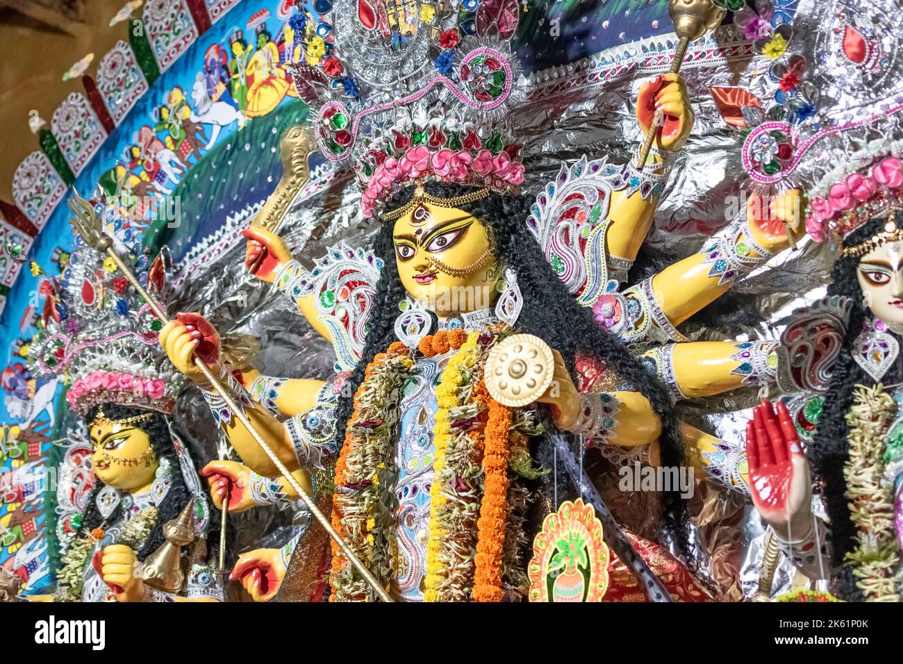 Bild von Durga Idol in einem Zamindar-Haus im Süden von 24 Parganas. Der etwa 350 Jahre alte Pujo ist in dieser Region sehr berühmt. Stockfoto