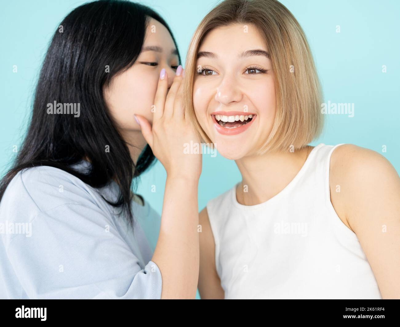 Freundliche Klatsch glückliche Frauen geheimen Flüstern Stockfoto