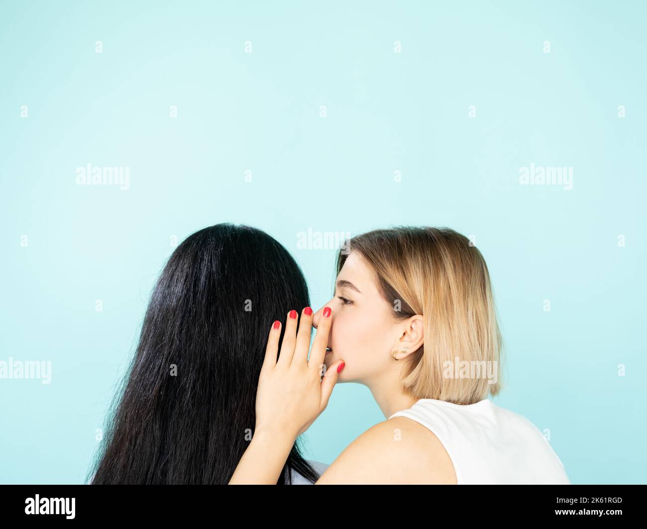 Freundliche Klatsch weibliche Geheimnisse Gerüchte verbreiten Stockfoto