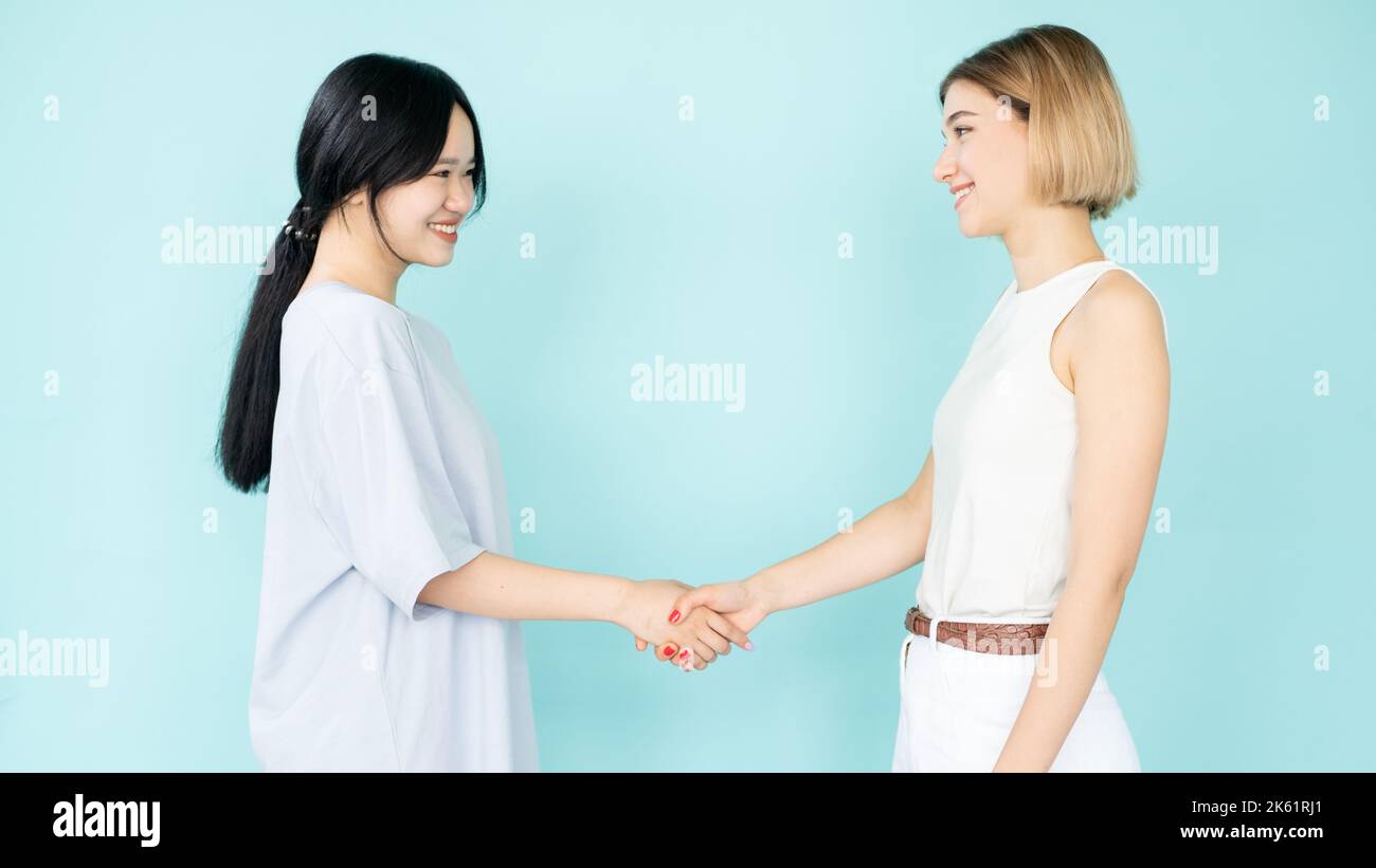 Freundliche Händeschütteln glückliche Frauen erste Begegnung Stockfoto