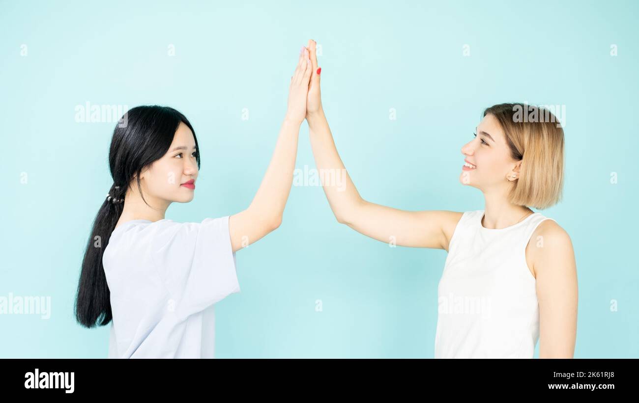 Hohe fünf freundliche Treffen weibliche Zusammenarbeit Stockfoto