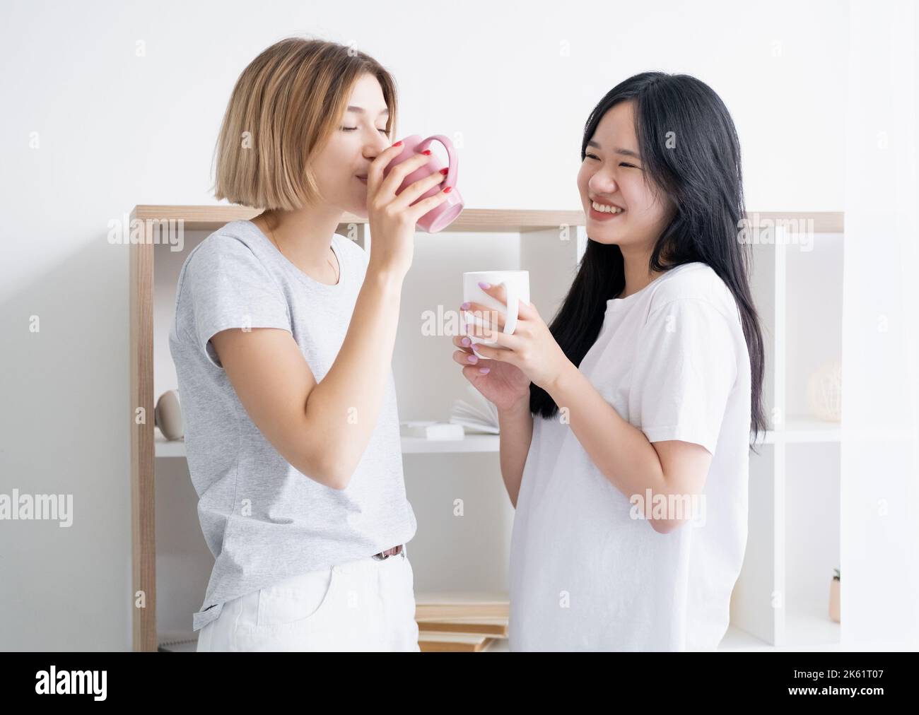 Treffen mit Freunden glückliche Frauen Kaffee Zeit nach Hause Stockfoto
