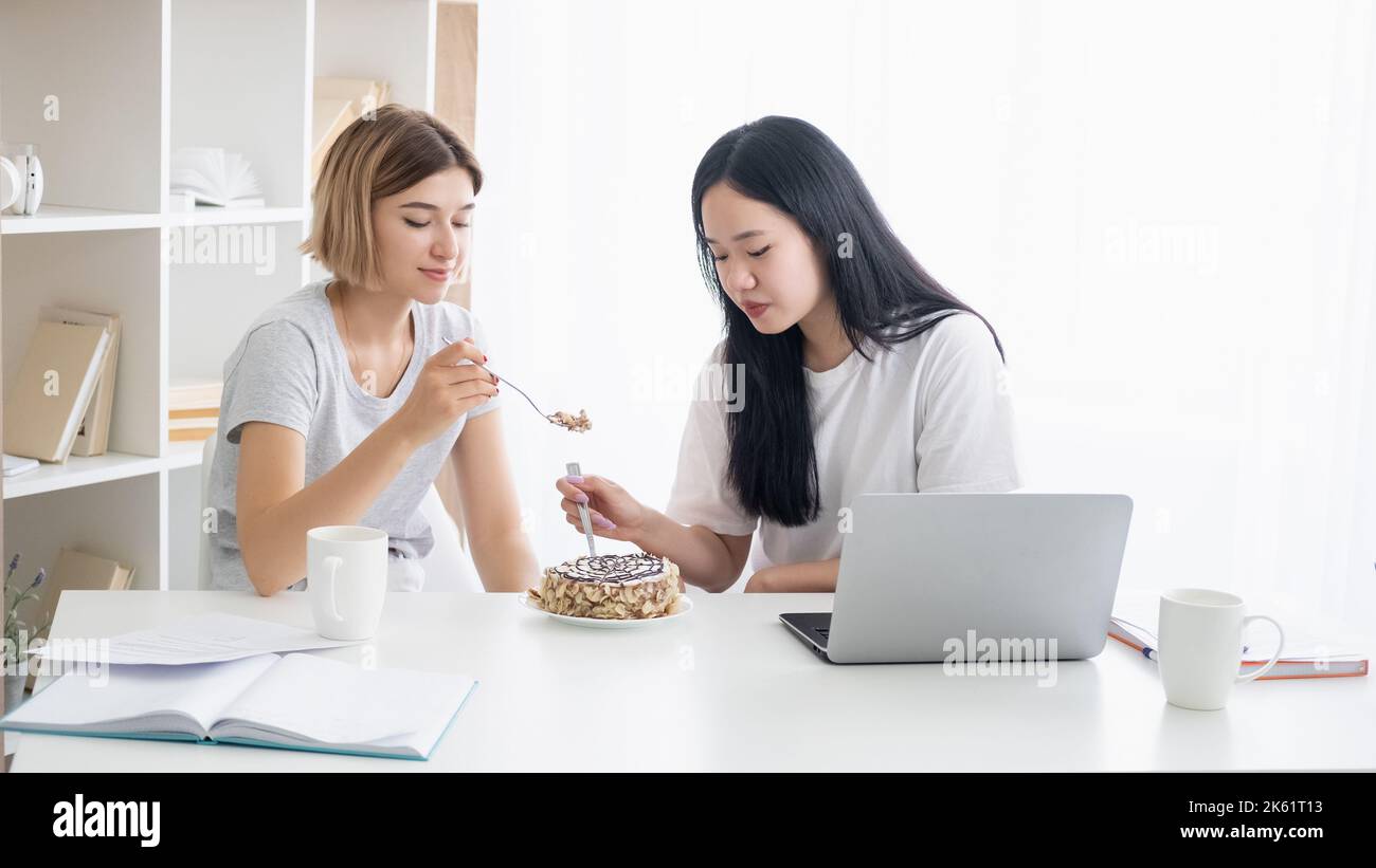 Süße Cheat Mahlzeit weibliche Student Home Bildung Stockfoto
