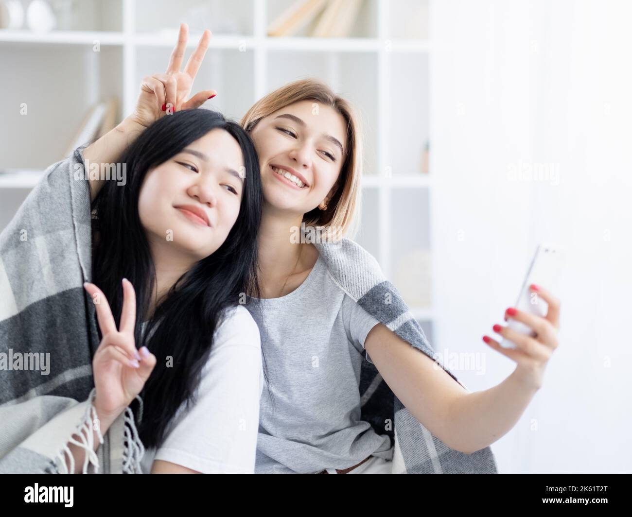 Lustige Selfie glücklich Frauen Home Party ethnisch Stockfoto