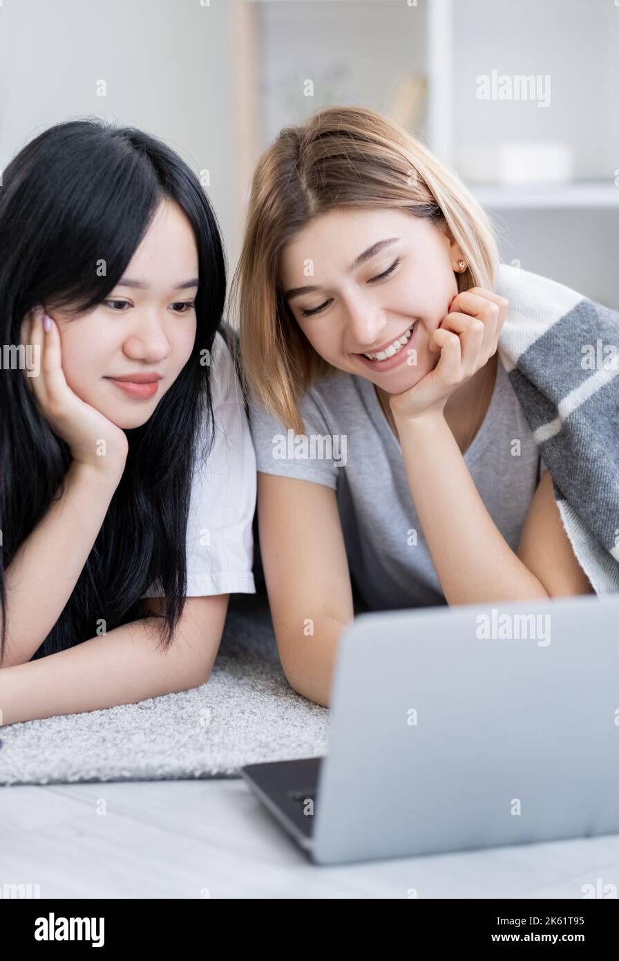 Freundliche Hausaufgaben glücklich Frauen online Bildung Stockfoto