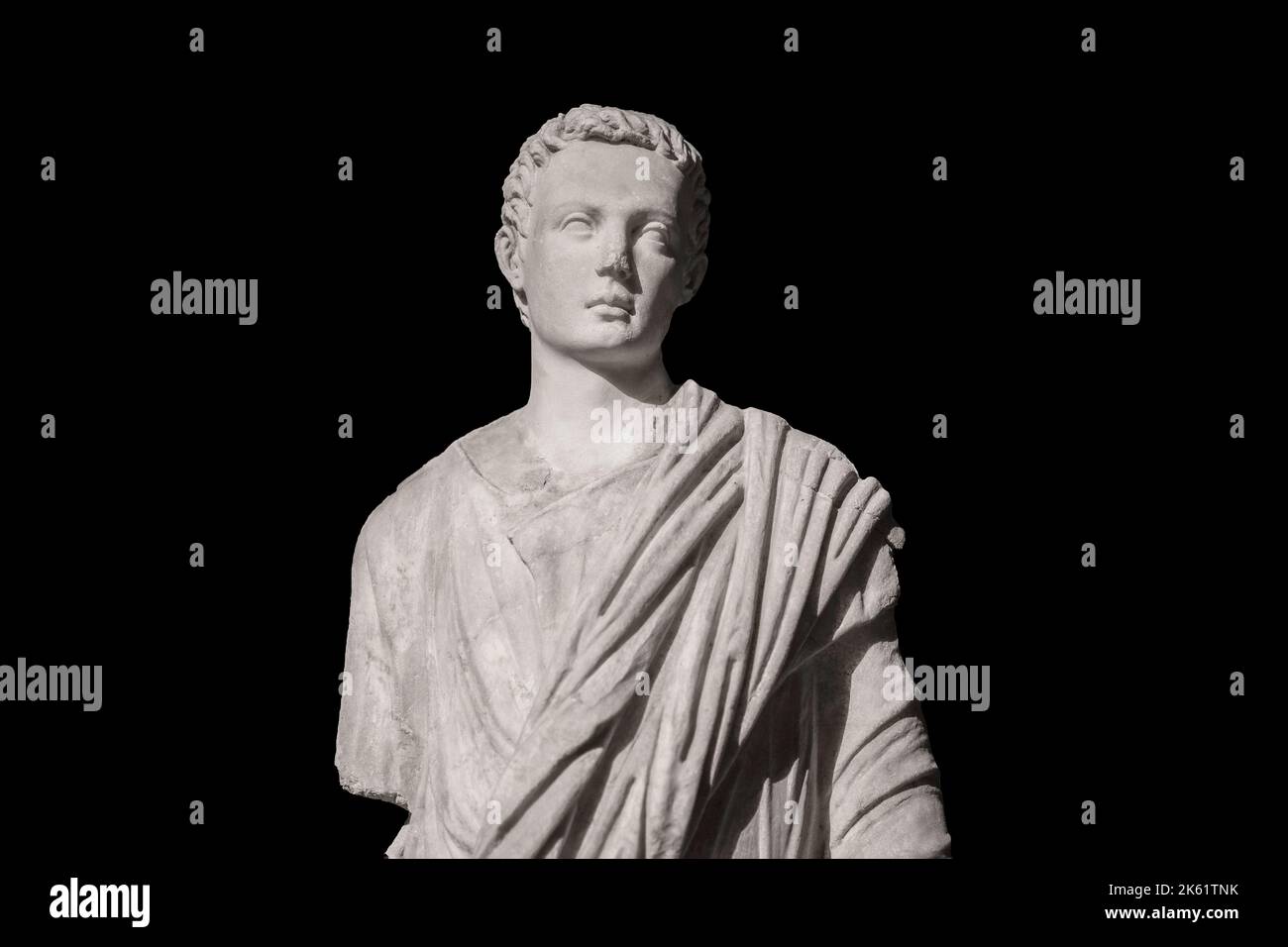 Skulptur von Kouros isoliert auf schwarzem Hintergrund. Stockfoto
