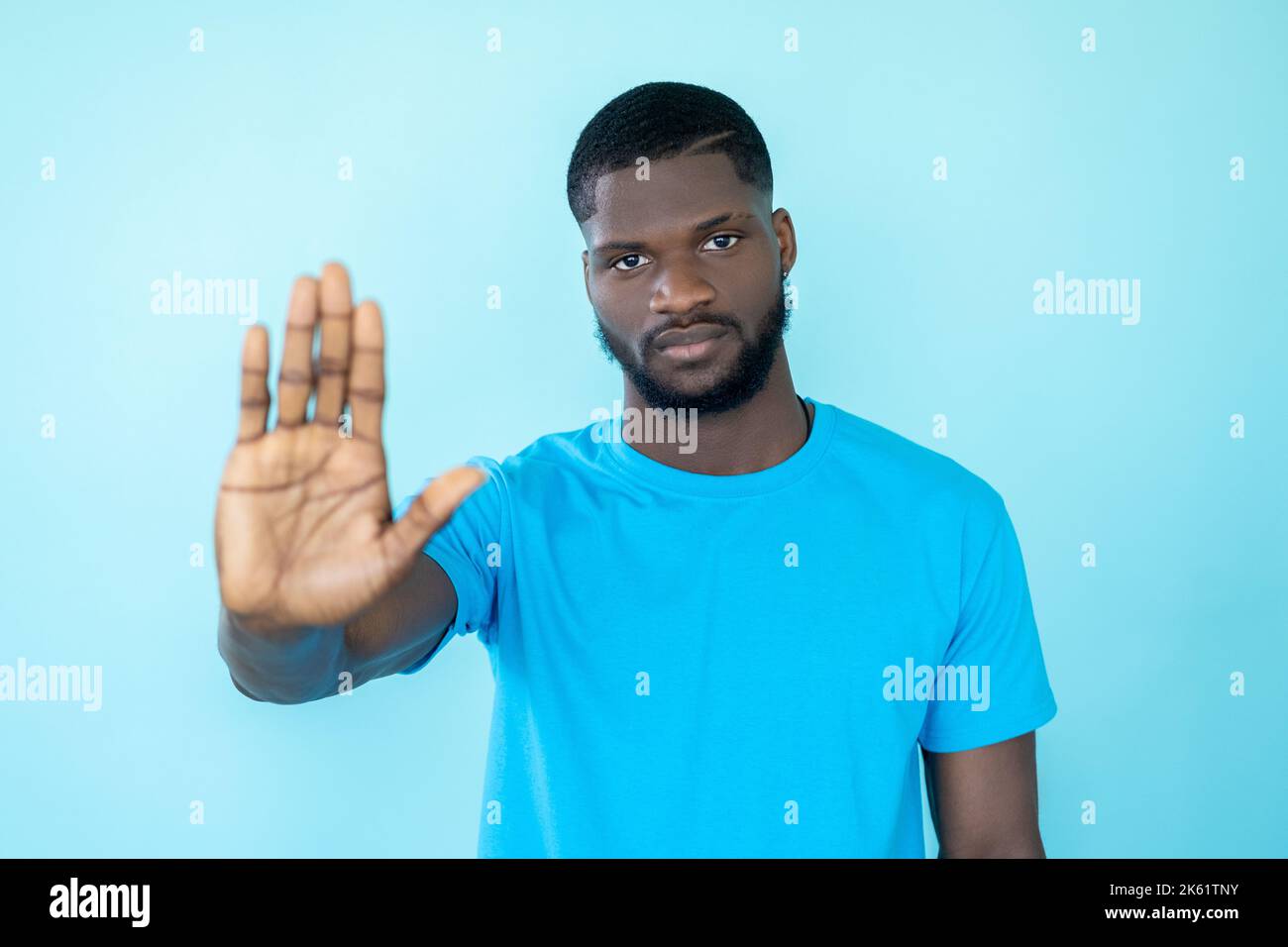 Stop Geste Ablehnung Mann ernsthafte Hand Ablehnung Stockfoto