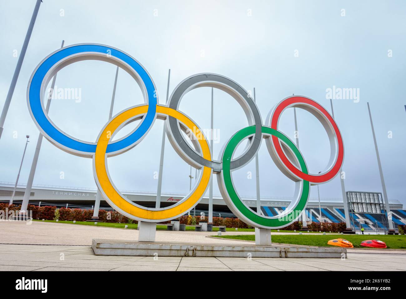 Sotschi, Adler, Russland, 14. April 2016: Olymic Rings Skulptur im Olympiapark in Sotschi nach den Olympischen Winterspielen 2015 Stockfoto