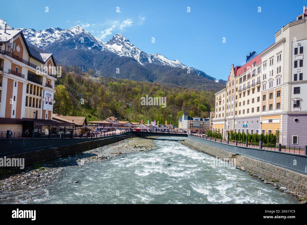 Roza Khutor, Russland, 15. April 2016: Panoramablick auf die Stadt Roza Khutor, den Fluss Mzymta und das Kaukasus-Gebirge, Dies war der Ort von 2014 WI Stockfoto