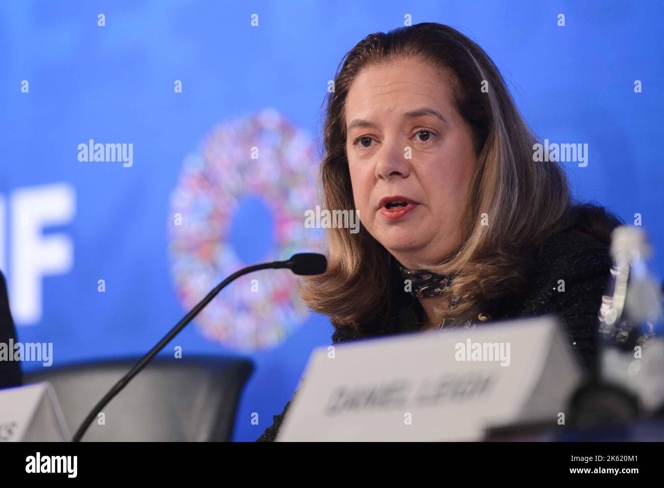 Washington, Usa. 11. Oktober 2022. Petya Koeva Brooks, stellvertretende Direktorin der Forschungsabteilung des Internationalen Währungsfonds, spricht während einer Pressekonferenz zum Weltwirtschaftsausblick während der Jahrestagungen des Internationalen Währungsfonds (IWF) und der Weltbank am Dienstag, dem 11. Oktober 2022, am IWF-Hauptsitz in Washington, DC. Foto von Bonnie Cash/UPI Credit: UPI/Alamy Live News Stockfoto