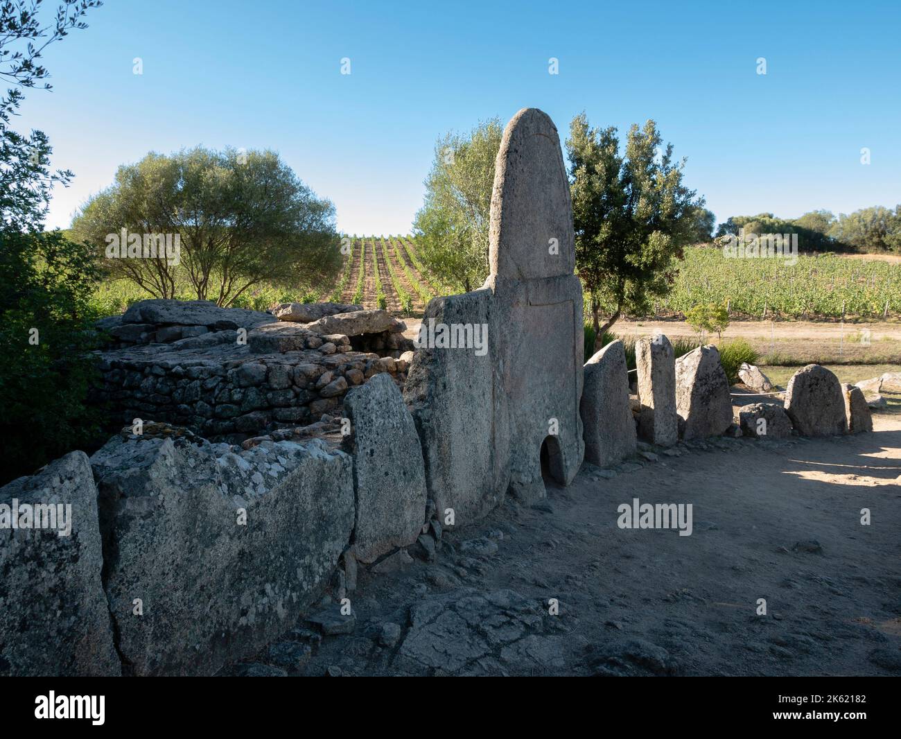 Grab der Riesen, (Tomba dei Giganti di Coddu Vecchiu), Arzachena, Sardinien, Italien. Stockfoto