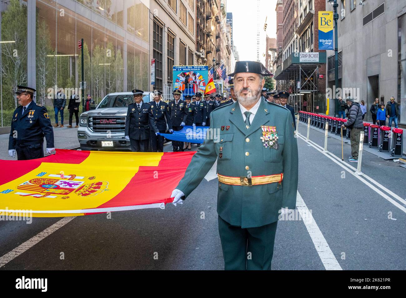 New York, New York, USA. 9. Oktober 2022. Die Hispanic Day Parade NYC ist einer der Höhepunkte des NYC Hispanic Heritage Month, in dem die lateinamerikanische Kultur aus spanischsprachigen Ländern gefeiert wird, die ein gemeinsames Erbe aus der Kolonialzeit teilen. Desfile de la Hispanidad ist eine Mischung aus Marschern, Tänzern, Schwimmern aus Ländern Mittel- und Südamerikas sowie Spaniens. Hier ist ein Kontingent der spanischen Polizei aus Madrid, policia (Foto: © Milo Hess/ZUMA Press Wire) Stockfoto