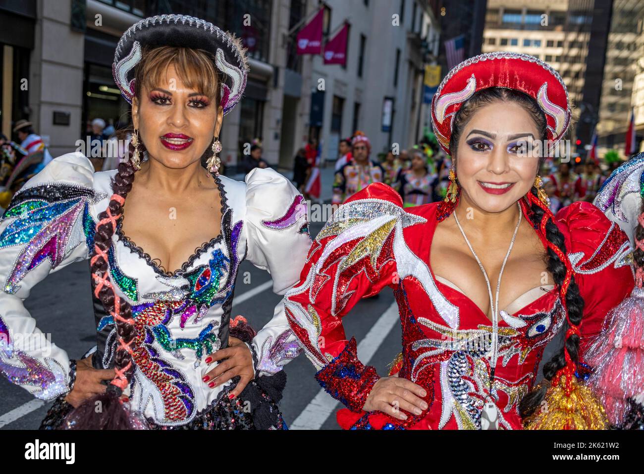 New York, New York, USA. 9. Oktober 2022. Die Hispanic Day Parade NYC ist einer der Höhepunkte des NYC Hispanic Heritage Month, in dem die lateinamerikanische Kultur aus spanischsprachigen Ländern gefeiert wird, die ein gemeinsames Erbe aus der Kolonialzeit teilen. Desfile de la Hispanidad ist eine Mischung aus Marschern, Tänzern, Schwimmern aus Ländern Mittel- und Südamerikas sowie Spaniens. Tänzer aus Bolivien (Foto: © Milo Hess/ZUMA Press Wire) Stockfoto