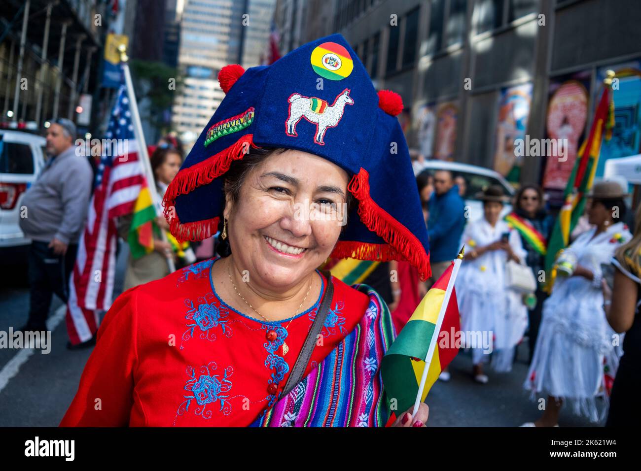 New York, New York, USA. 9. Oktober 2022. Die Hispanic Day Parade NYC ist einer der Höhepunkte des NYC Hispanic Heritage Month, in dem die lateinamerikanische Kultur aus spanischsprachigen Ländern gefeiert wird, die ein gemeinsames Erbe aus der Kolonialzeit teilen. Desfile de la Hispanidad ist eine Mischung aus Marschern, Tänzern, Schwimmern aus Ländern Mittel- und Südamerikas sowie Spaniens. (Bild: © Milo Hess/ZUMA Press Wire) Stockfoto