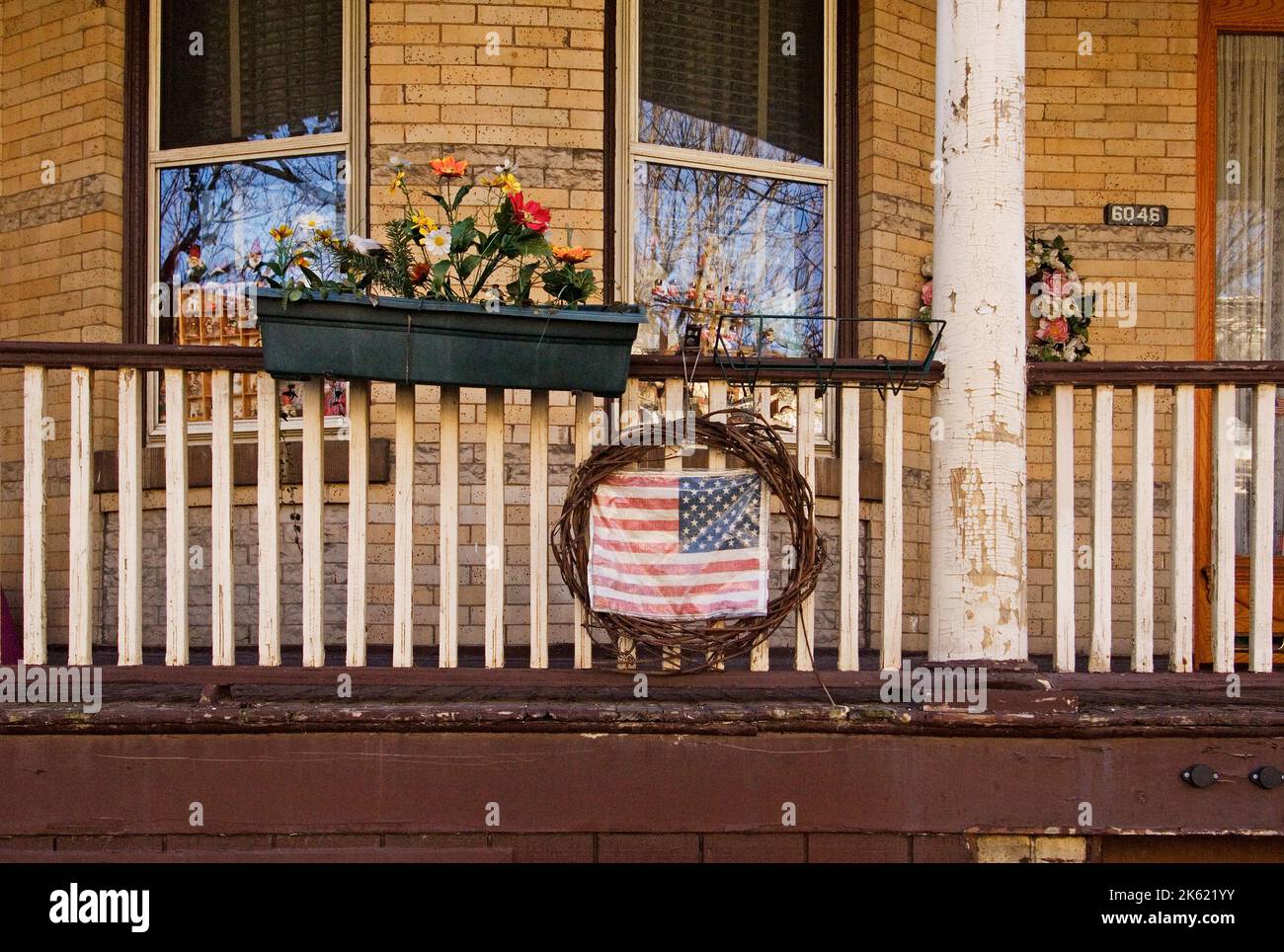 Porc, Blumen und amerikanische Flagge auf Reihenhaus Ridgewood New York Nachbarschaft Stockfoto