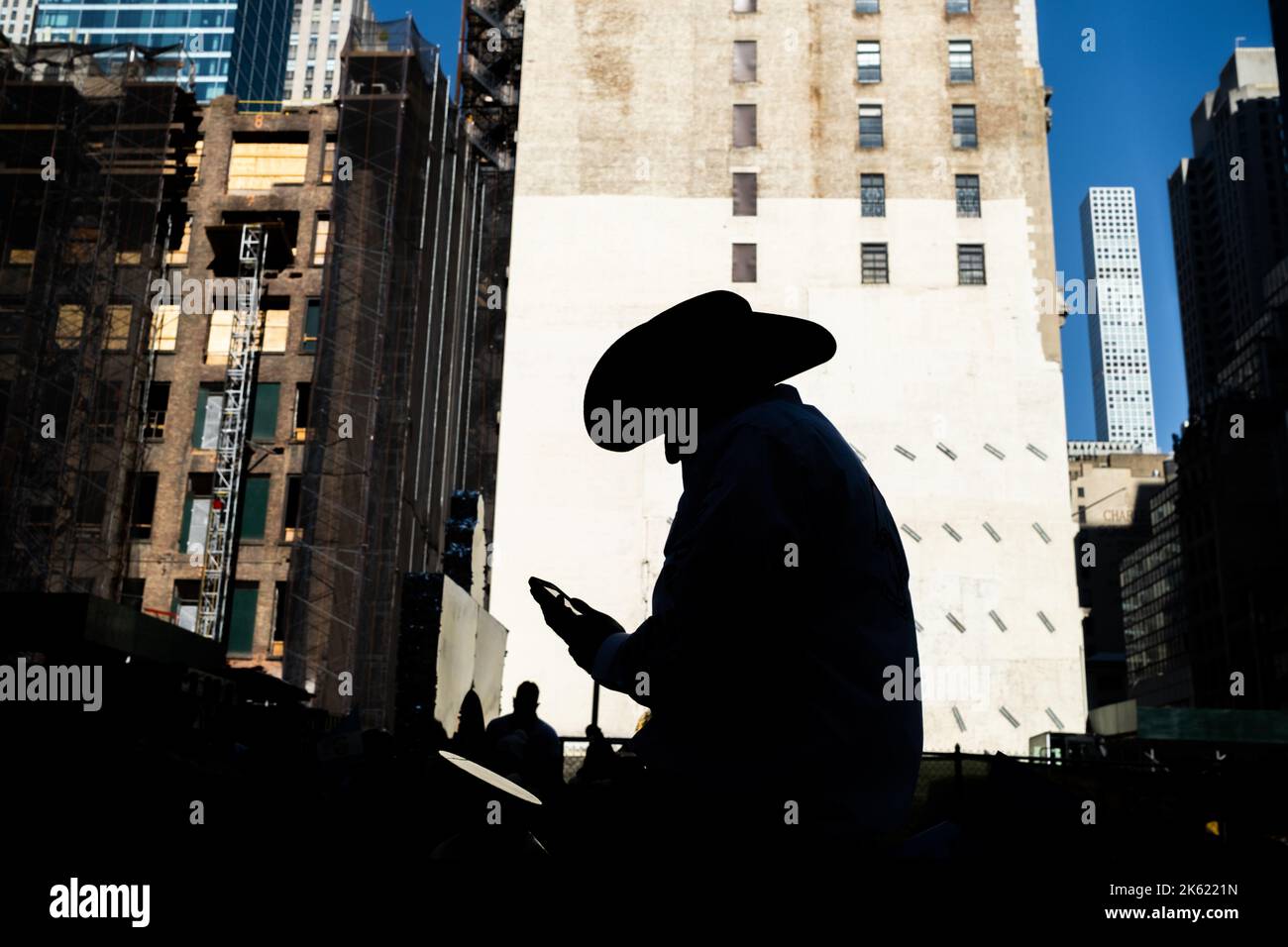New York, New York, USA. 10. Oktober 2022. Die Hispanic Day Parade NYC ist einer der Höhepunkte des NYC Hispanic Heritage Month, in dem die lateinamerikanische Kultur aus spanischsprachigen Ländern gefeiert wird, die ein gemeinsames Erbe aus der Kolonialzeit teilen. Desfile de la Hispanidad ist eine Mischung aus Marschern, Tänzern, Schwimmern aus Ländern Mittel- und Südamerikas sowie Spaniens. Cowboy aus Guatemala. (Bild: © Milo Hess/ZUMA Press Wire) Stockfoto