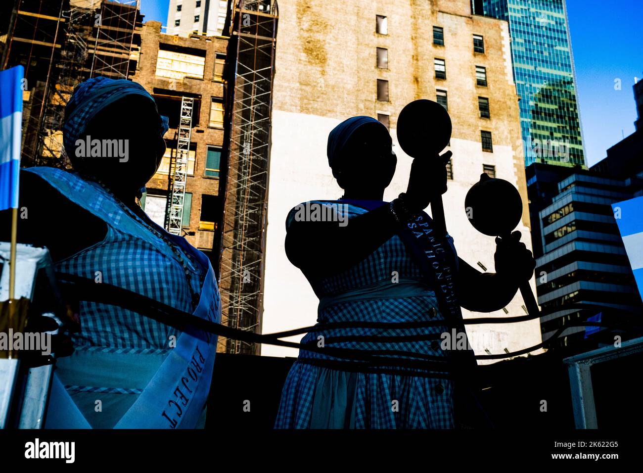 New York, New York, USA. 9. Oktober 2022. Die Hispanic Day Parade NYC ist einer der Höhepunkte des NYC Hispanic Heritage Month, in dem die lateinamerikanische Kultur aus spanischsprachigen Ländern gefeiert wird, die ein gemeinsames Erbe aus der Kolonialzeit teilen. Desfile de la Hispanidad ist eine Mischung aus Marschern, Tänzern, Schwimmern aus Ländern Mittel- und Südamerikas sowie Spaniens. Musiker aus Guatemala treten auf einem Festwagen auf. (Bild: © Milo Hess/ZUMA Press Wire) Stockfoto