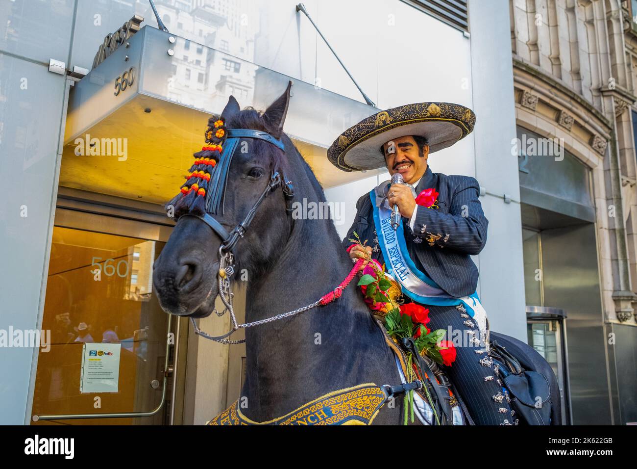 New York, New York, USA. 10. Oktober 2022. Die Hispanic Day Parade NYC ist einer der Höhepunkte des NYC Hispanic Heritage Month, in dem die lateinamerikanische Kultur aus spanischsprachigen Ländern gefeiert wird, die ein gemeinsames Erbe aus der Kolonialzeit teilen. Desfile de la Hispanidad ist eine Mischung aus Marschern, Tänzern, Schwimmern aus Ländern Mittel- und Südamerikas sowie Spaniens. Guatemalas Sänger auf dem Pferderücken. (Bild: © Milo Hess/ZUMA Press Wire) Stockfoto