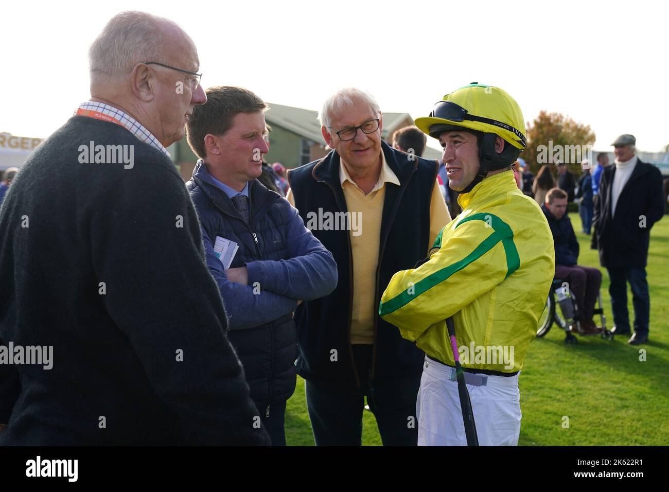 Der Jockey Robbie Dunne (rechts) und Trainer Neil Mulholland (zweite links) diskutieren vor der Handicap-Hürde von Sky Sports Racing Mares während des ELY Memorial Fund Charity Raceday auf der Hereford Racecourse. Robbie Dunne kehrt heute nach einem 10-monatigen Verbot mit drei Fahrten in den Sattel zurück. Bilddatum: Dienstag, 11. Oktober 2022. Stockfoto