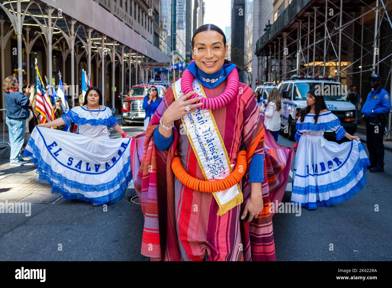 New York, New York, USA. 10. Oktober 2022. Die Hispanic Day Parade NYC ist einer der Höhepunkte des NYC Hispanic Heritage Month, in dem die lateinamerikanische Kultur aus spanischsprachigen Ländern gefeiert wird, die ein gemeinsames Erbe aus der Kolonialzeit teilen. Desfile de la Hispanidad ist eine Mischung aus Marschern, Tänzern, Schwimmern aus Ländern Mittel- und Südamerikas sowie Spaniens. Parade-Marschers aus El Salvador. (Bild: © Milo Hess/ZUMA Press Wire) Stockfoto