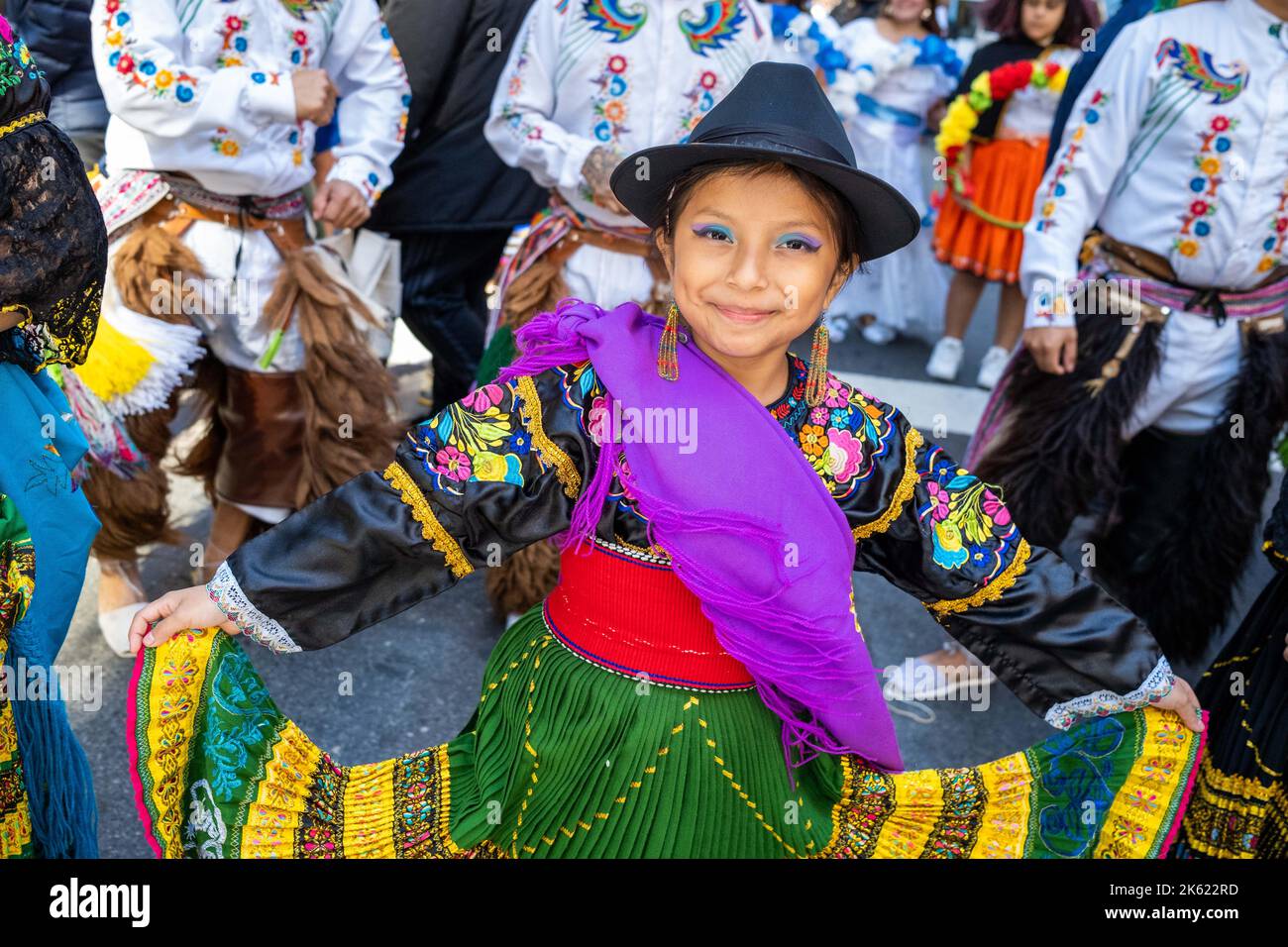 New York, New York, USA. 10. Oktober 2022. Die Hispanic Day Parade NYC ist einer der Höhepunkte des NYC Hispanic Heritage Month, in dem die lateinamerikanische Kultur aus spanischsprachigen Ländern gefeiert wird, die ein gemeinsames Erbe aus der Kolonialzeit teilen. Desfile de la Hispanidad ist eine Mischung aus Marschern, Tänzern, Schwimmern aus Ländern Mittel- und Südamerikas sowie Spaniens. (Bild: © Milo Hess/ZUMA Press Wire) Stockfoto