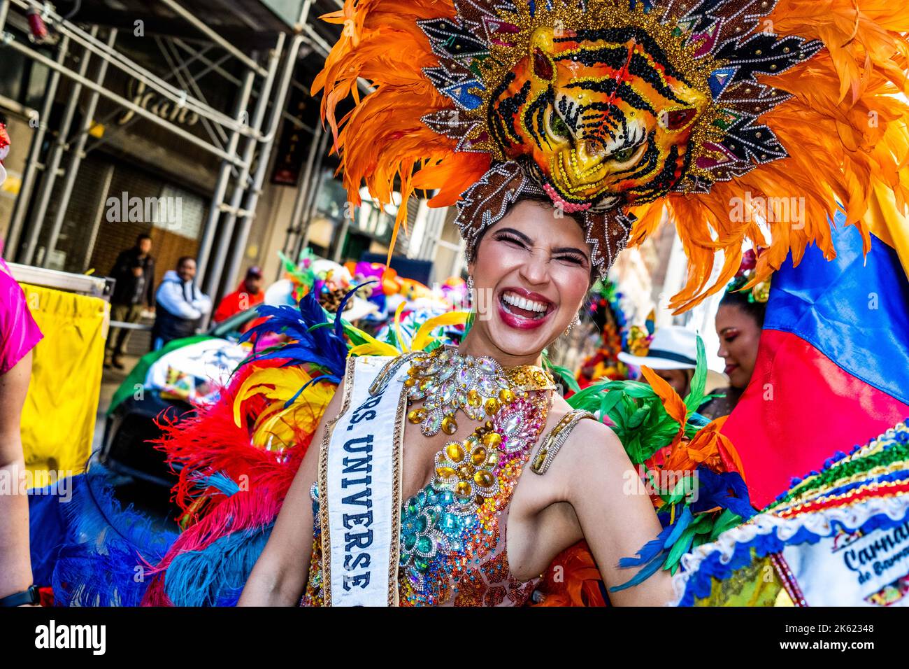 New York, New York, USA. 10. Oktober 2022. Die Hispanic Day Parade NYC ist einer der Höhepunkte des NYC Hispanic Heritage Month, in dem die lateinamerikanische Kultur aus spanischsprachigen Ländern gefeiert wird, die ein gemeinsames Erbe aus der Kolonialzeit teilen. Desfile de la Hispanidad ist eine Mischung aus Marschern, Tänzern, Schwimmern aus Ländern Mittel- und Südamerikas sowie Spaniens. Kostümierte Carnaval-Tänzerin. (Bild: © Milo Hess/ZUMA Press Wire) Stockfoto