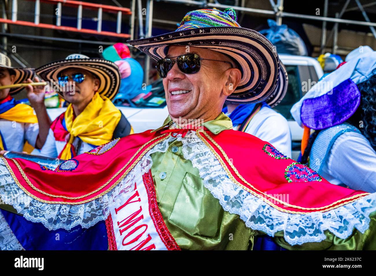 New York, New York, USA. 10. Oktober 2022. Die Hispanic Day Parade NYC ist einer der Höhepunkte des NYC Hispanic Heritage Month, in dem die lateinamerikanische Kultur aus spanischsprachigen Ländern gefeiert wird, die ein gemeinsames Erbe aus der Kolonialzeit teilen. Desfile de la Hispanidad ist eine Mischung aus Marschern, Tänzern, Schwimmern aus Ländern Mittel- und Südamerikas sowie Spaniens. Kostümierte Tänzer. (Bild: © Milo Hess/ZUMA Press Wire) Stockfoto
