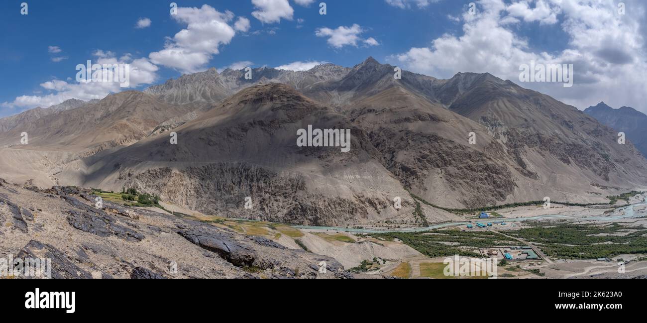 Panoramablick auf den Wachan-Korridor mit Blick auf das Pamir-Flusstal an der Grenze zu Afghanistan, in der Nähe von Langar, Gorno-Badakshan und dem tadschikischen Pamir Stockfoto
