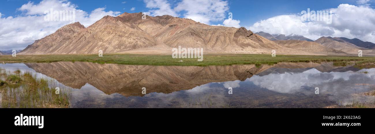 Panoramablick auf die Bergspiegelung in der farbenfrohen Höhenwüste auf dem Pamir Highway , Gorno-Badakshan, Tadschikistan entlang der chinesischen Grenze Stockfoto