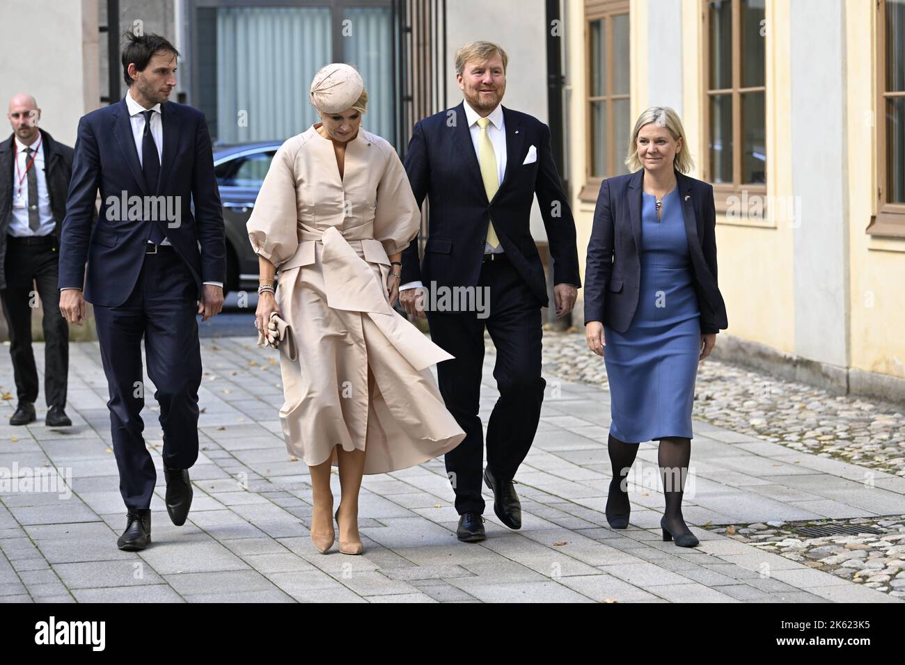 Die schwedische Premierministerin Magdalena Andersson empfängt König Willem-Alexander und Königin Máxima mit der niederländischen stellvertretenden Premierministerin Wopke Hoekstra am Stockfoto