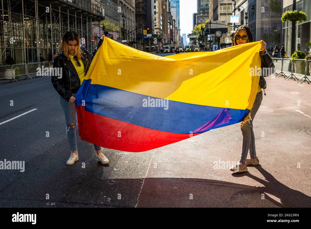 New York, New York, USA. 10. Oktober 2022. Die Hispanic Day Parade NYC ist einer der Höhepunkte des NYC Hispanic Heritage Month, in dem die lateinamerikanische Kultur aus spanischsprachigen Ländern gefeiert wird, die ein gemeinsames Erbe aus der Kolonialzeit teilen. Desfile de la Hispanidad ist eine Mischung aus Marschern, Tänzern, Schwimmern aus Ländern Mittel- und Südamerikas sowie Spaniens. Flagge von Columbia entwirren. (Bild: © Milo Hess/ZUMA Press Wire) Stockfoto