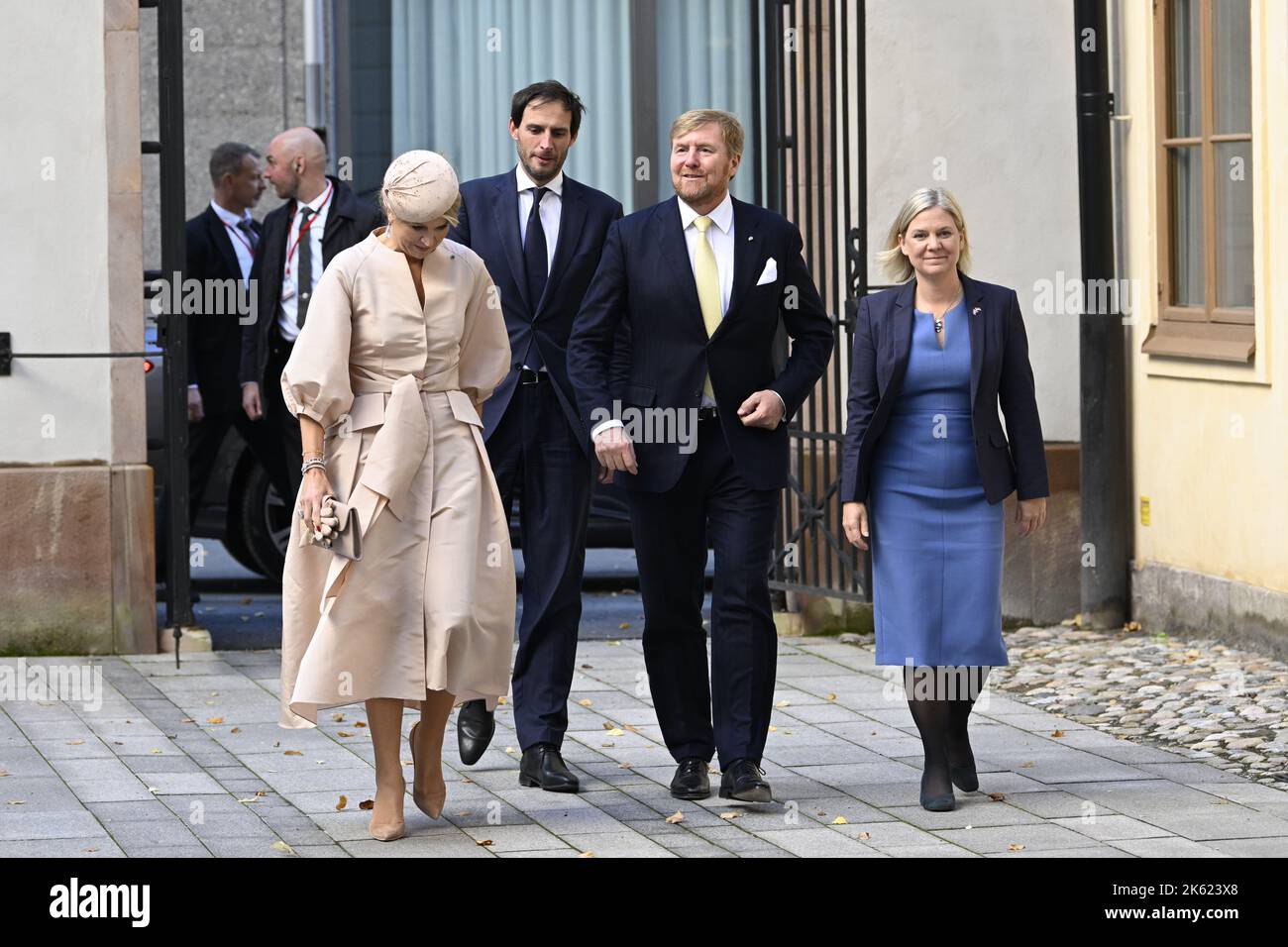 Die schwedische Premierministerin Magdalena Andersson empfängt König Willem-Alexander und Königin Máxima mit der niederländischen stellvertretenden Premierministerin Wopke Hoekstra am Stockfoto