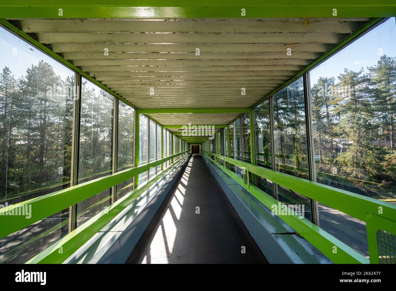 Fleet Services Fußgängerbrücke über die Autobahn M3, Hampshire, England, Großbritannien Stockfoto