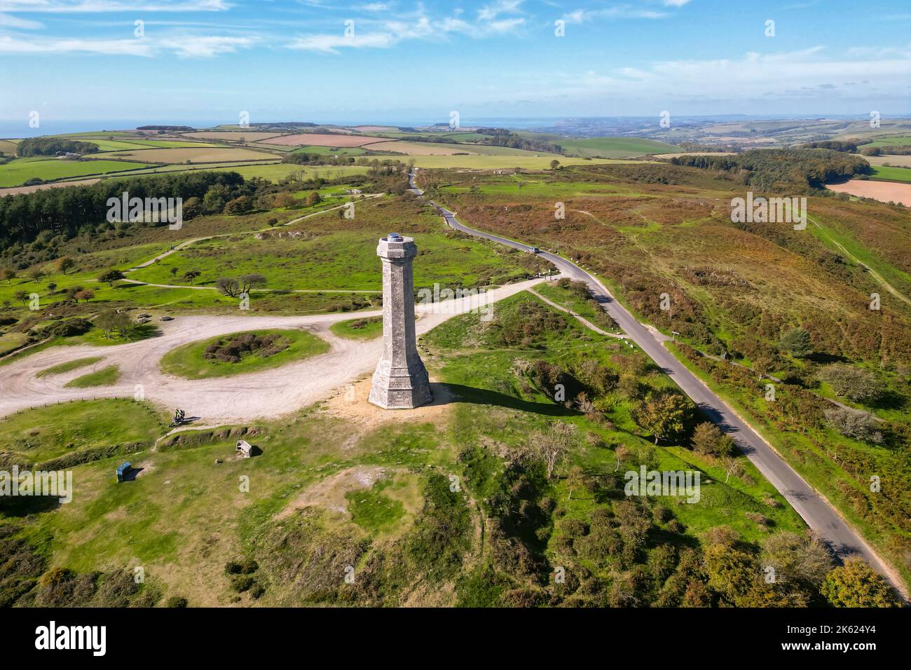 Portesham, Dorset, Großbritannien. 11.. Oktober 2022. Wetter in Großbritannien. Blick aus der Luft des Hardy Monument auf Black Down in der Nähe von Portesham in Dorset an einem warmen, klaren und sonnigen Herbstnachmittag. Das Denkmal ist 72 Fuß hoch und wurde 1844 im Gedenken an den Vizeadmiral Sir Thomas Masterman Hardy, Flaggenkapitän von Admiral Lord Nelson bei der Schlacht von Trafalgar, durch ein öffentliches Abonnement errichtet. Bildnachweis: Graham Hunt/Alamy Live News Stockfoto