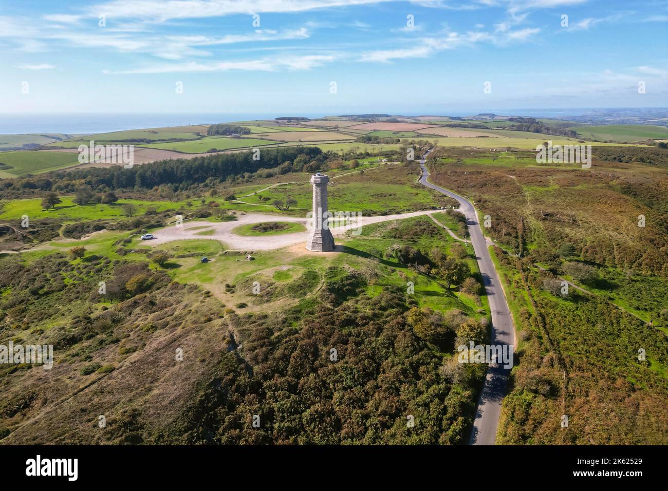 Portesham, Dorset, Großbritannien. 11.. Oktober 2022. Wetter in Großbritannien. Blick aus der Luft des Hardy Monument auf Black Down in der Nähe von Portesham in Dorset an einem warmen, klaren und sonnigen Herbstnachmittag. Das Denkmal ist 72 Fuß hoch und wurde 1844 im Gedenken an den Vizeadmiral Sir Thomas Masterman Hardy, Flaggenkapitän von Admiral Lord Nelson bei der Schlacht von Trafalgar, durch ein öffentliches Abonnement errichtet. Bildnachweis: Graham Hunt/Alamy Live News Stockfoto